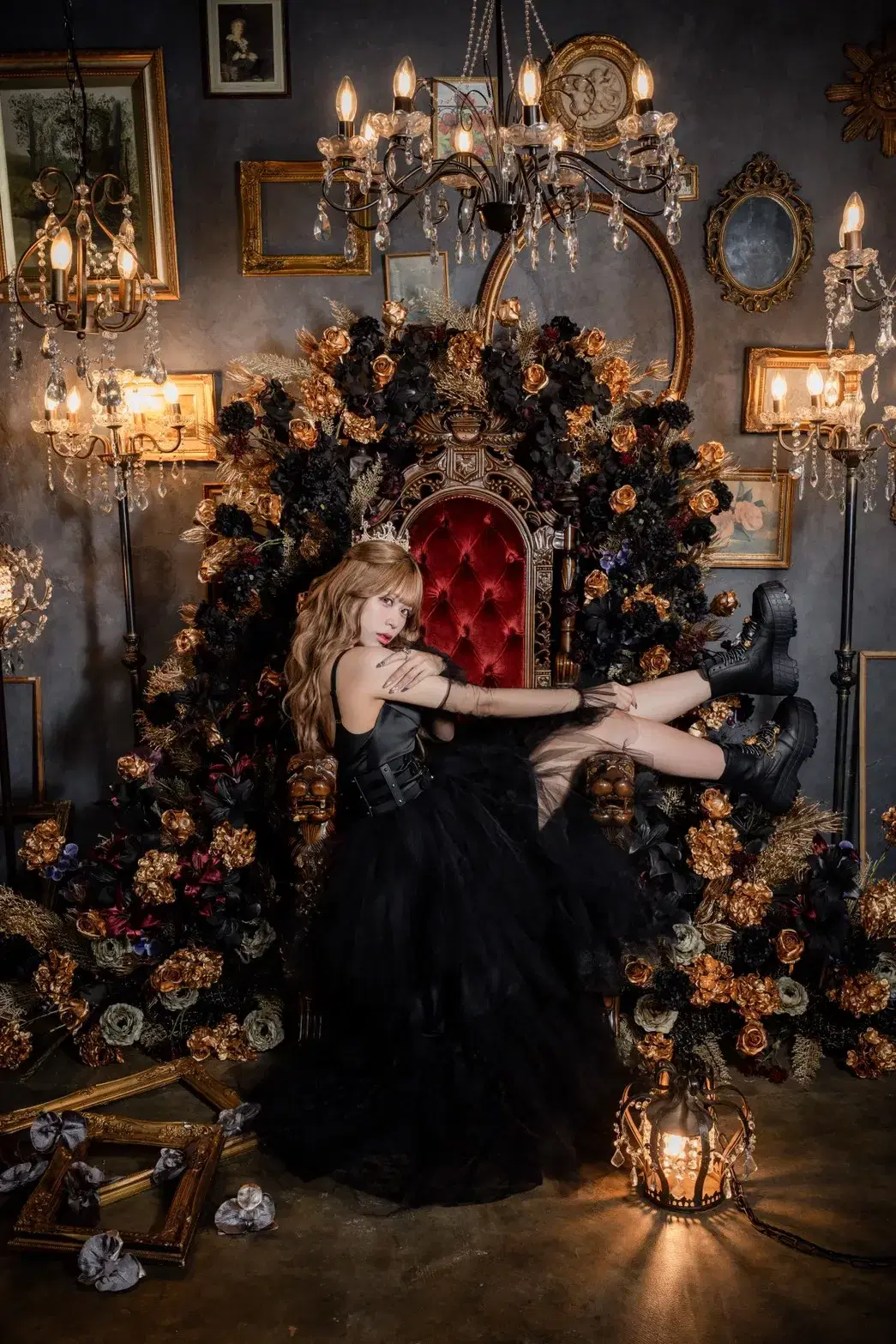 ブラックドレスの女性が玉座でペコラのジュエリーを披露する正面アングル