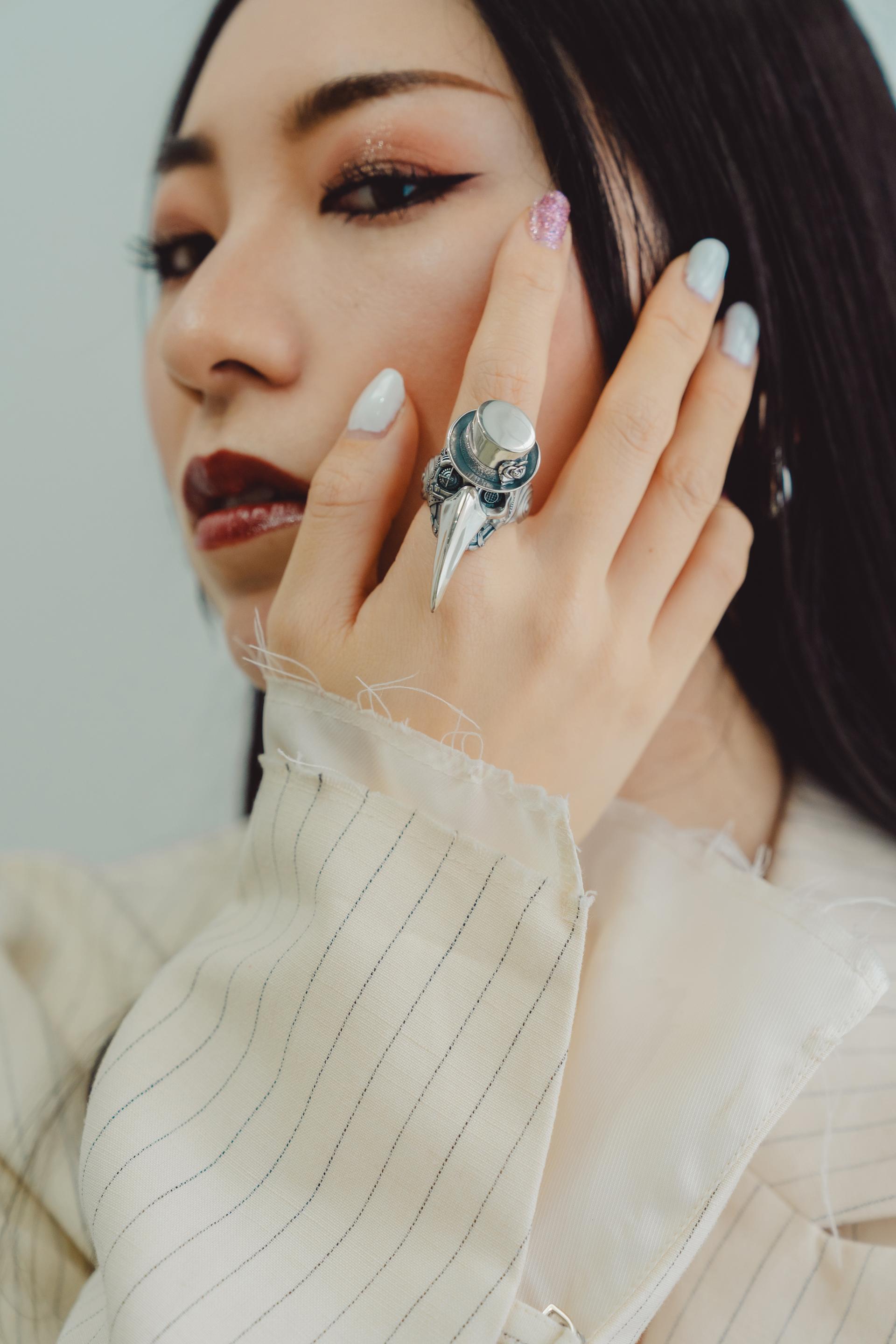 Masquerade "Follia" PECORA Masquerade Follia Silver Shoes Jewelry Mask close-up on hand