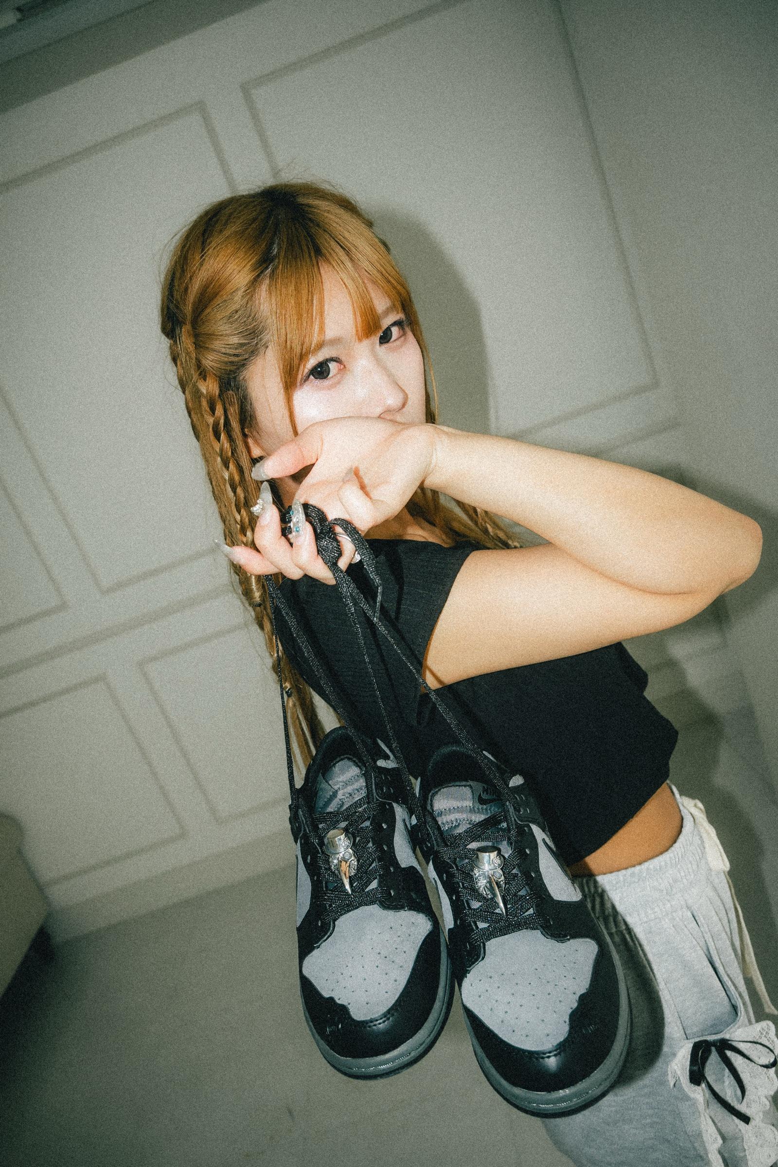 Masquerade "Follia" PECORA Masquerade Follia Silver Shoes Jewelry Mask worn on platform shoes in street style