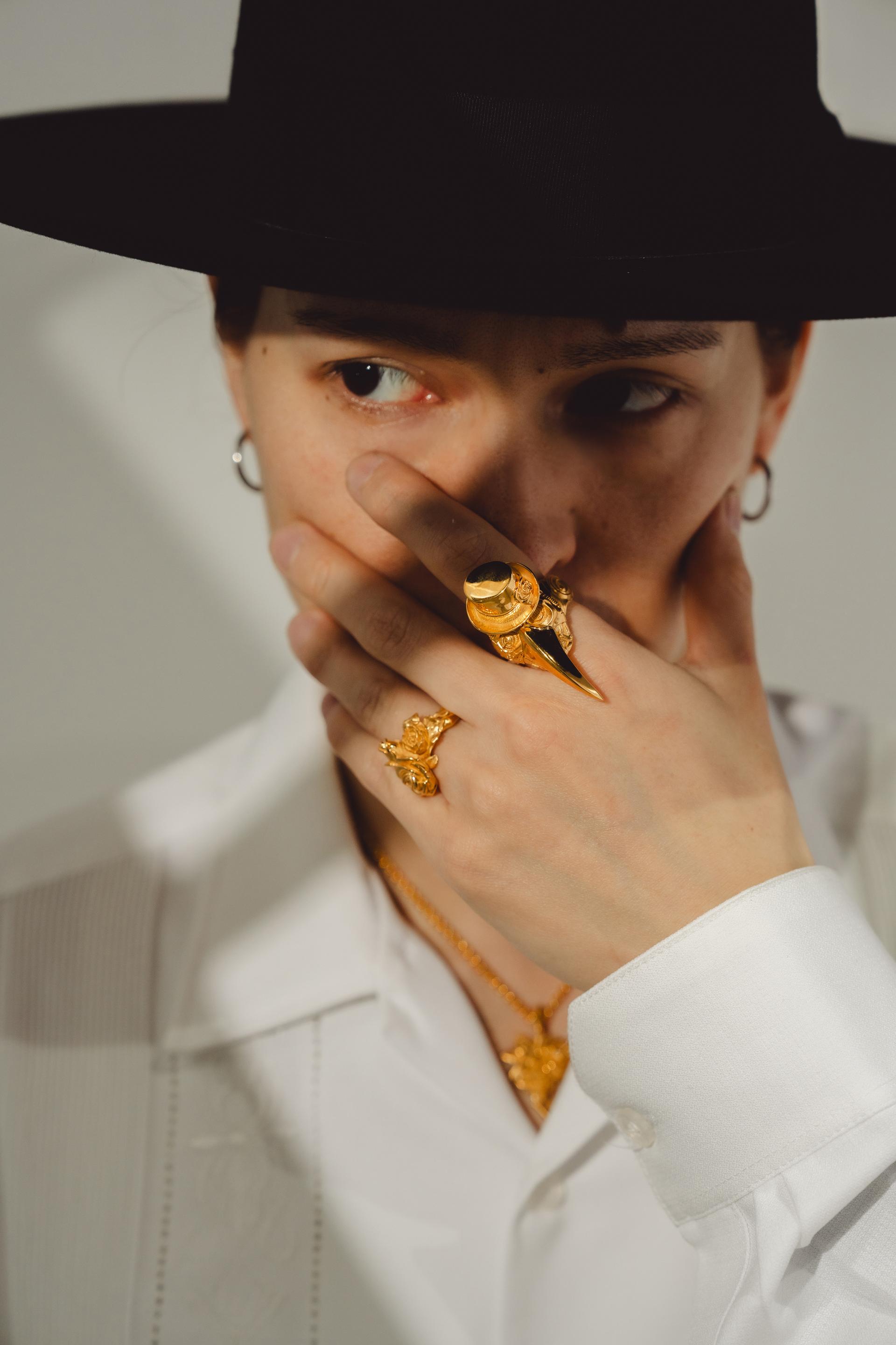 La vita rosa "Anima" PECORA La vita rosa Spina Rose Ring, La vita rosa Anima Gold Pendant and Masquerade Silenzio Ring styled with wide-brim hat